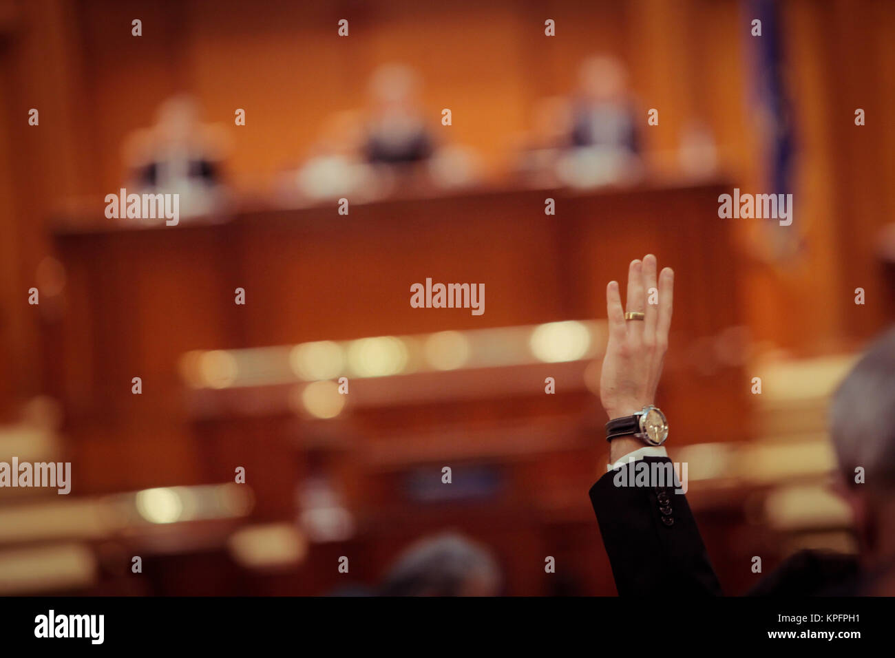 Mitglied des rumänischen Parlaments ist die Abstimmung durch Heben der Hand Stockfoto