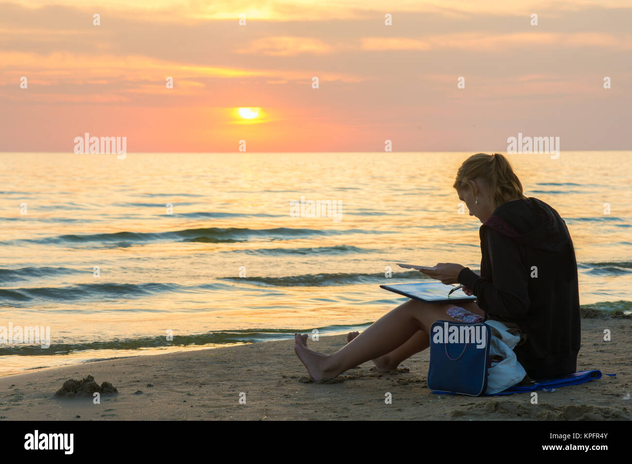 Junges Madchen Am Strand Sitzen Und Zeichnen Sie Auf Einem Blatt Aquarell Sonnenuntergang Stockfotografie Alamy