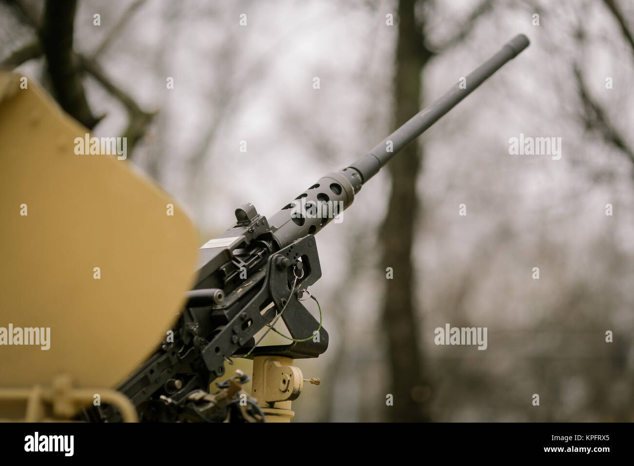 Anti Aircraft machine gun montiert auf einen gepanzerten Fahrzeug Stockfoto