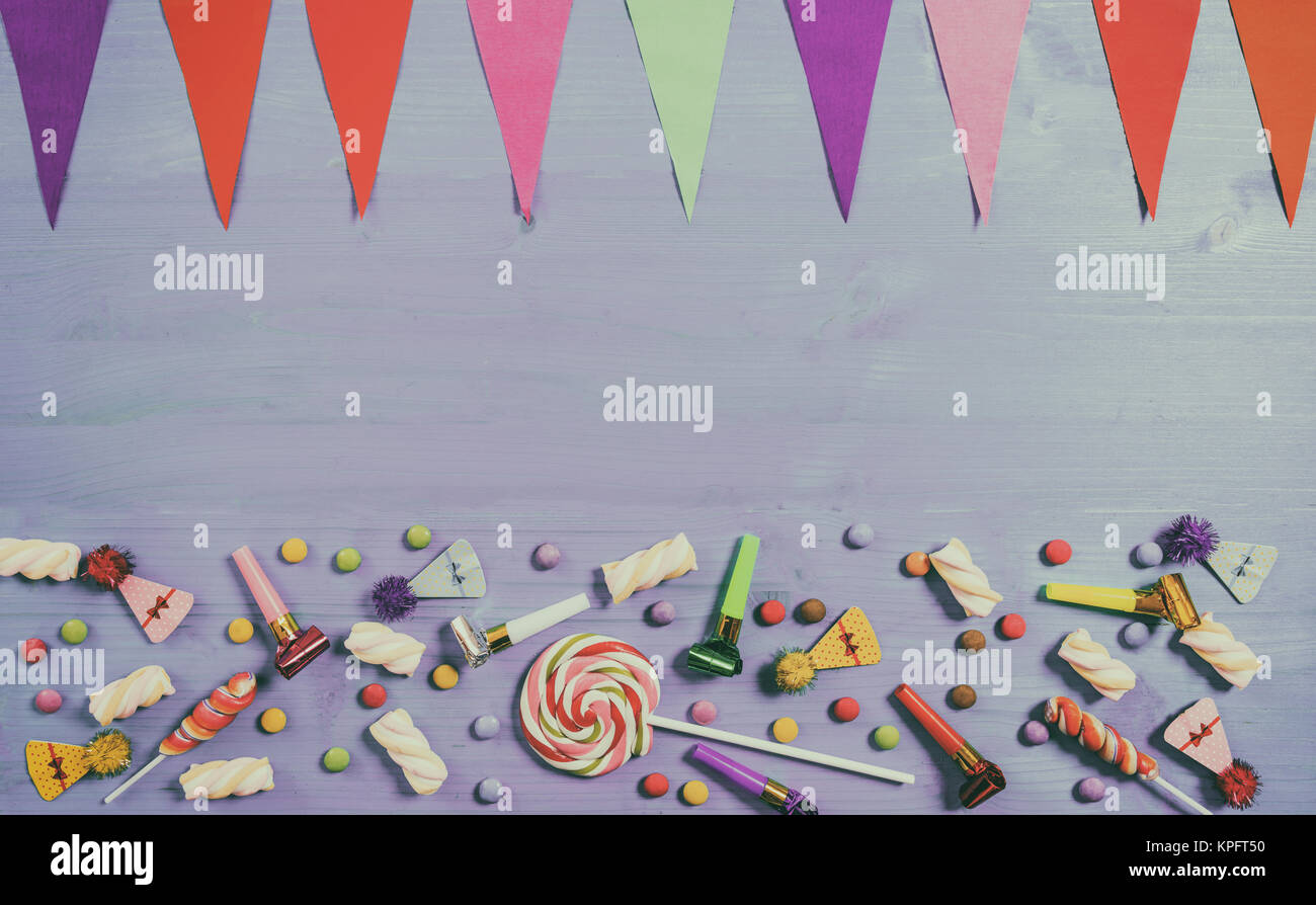 Farbenfrohe Geburtstagsfeier liefert auf blauem Hintergrund aus Holz, oben niew und kopieren Raum Stockfoto