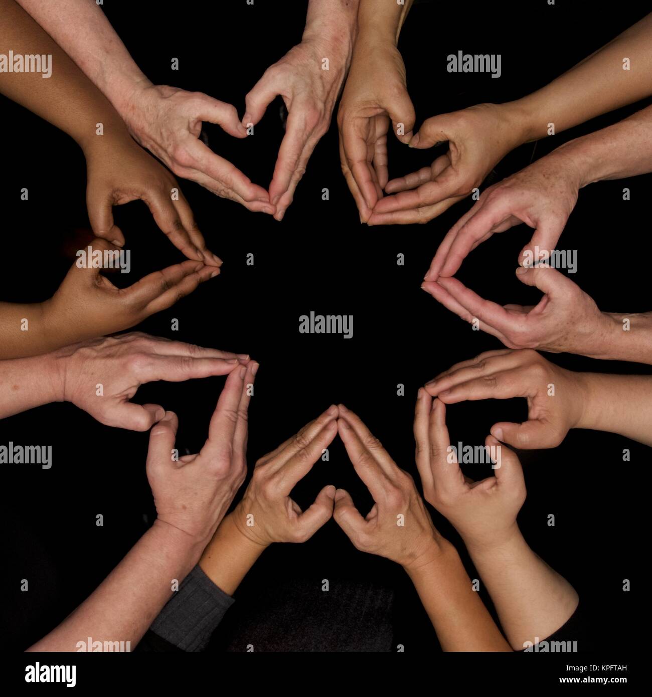 Hände von vielen Farben in harmonischen Vielfalt und Herzen vereinen sich Teamarbeit Stockfoto