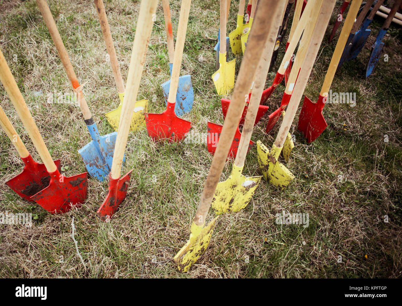 Schaufeln für die Anpflanzung von Bäumen verwendet Stockfoto