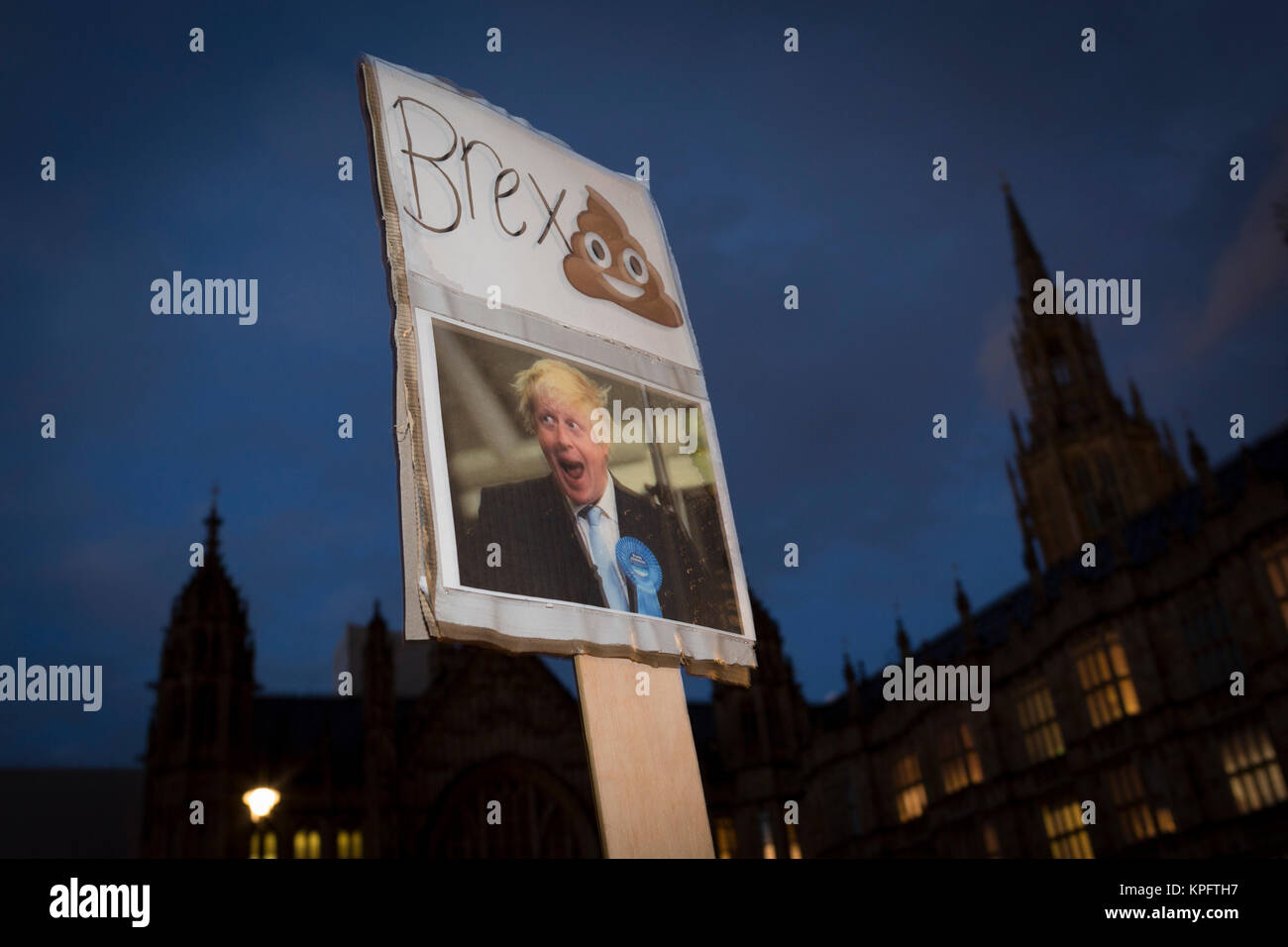 Während MPs Debatte der Brexit Rückzug Bill und letztlich Abstimmung im Unterhaus, eine Parodie auf führenden Brexiteer Boris Johnson hat auf einen Posten außerhalb des Parlaments festgesetzt worden sind, die am 13. Dezember 2017 in London, England. Stockfoto