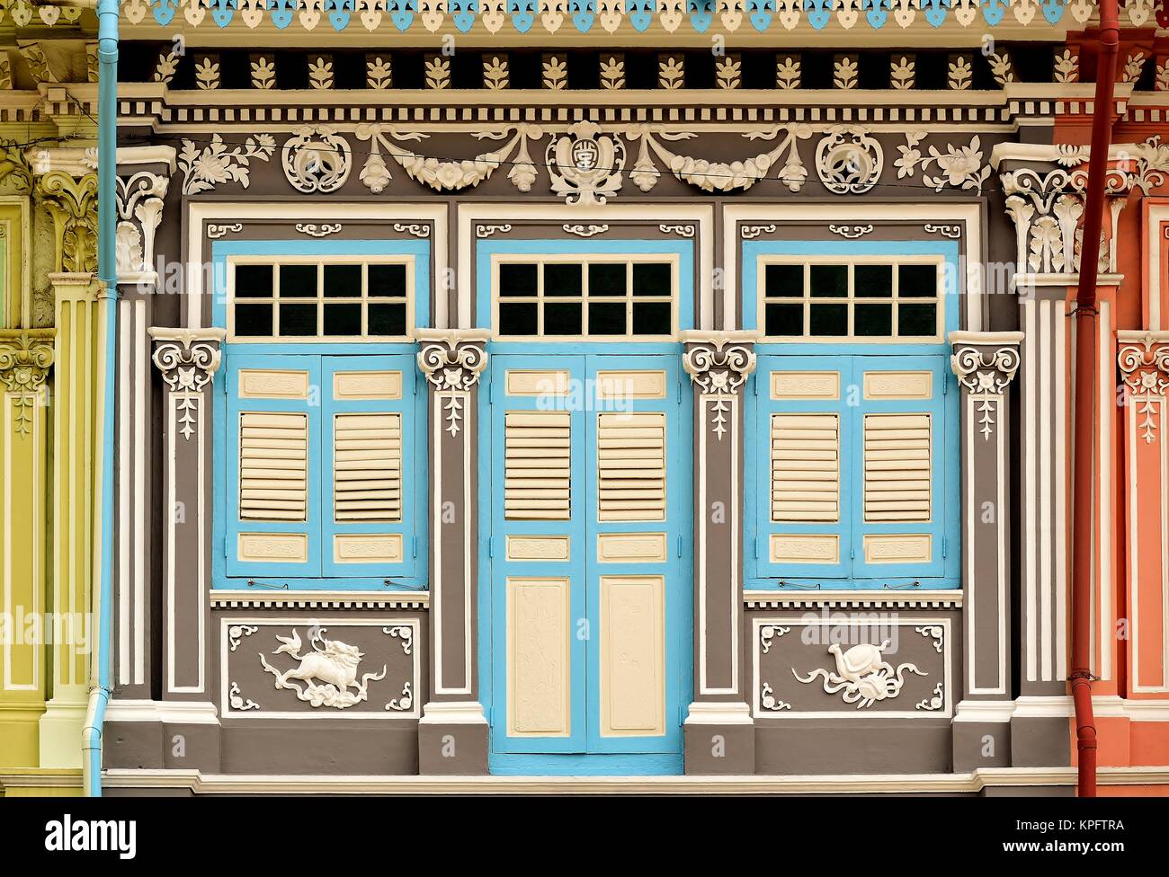 Traditionelle Erbe Singapur shop Haus mit markanten blauen und braunen und weißen Fensterläden aus Holz im historischen Joo Chiat Road Stockfoto