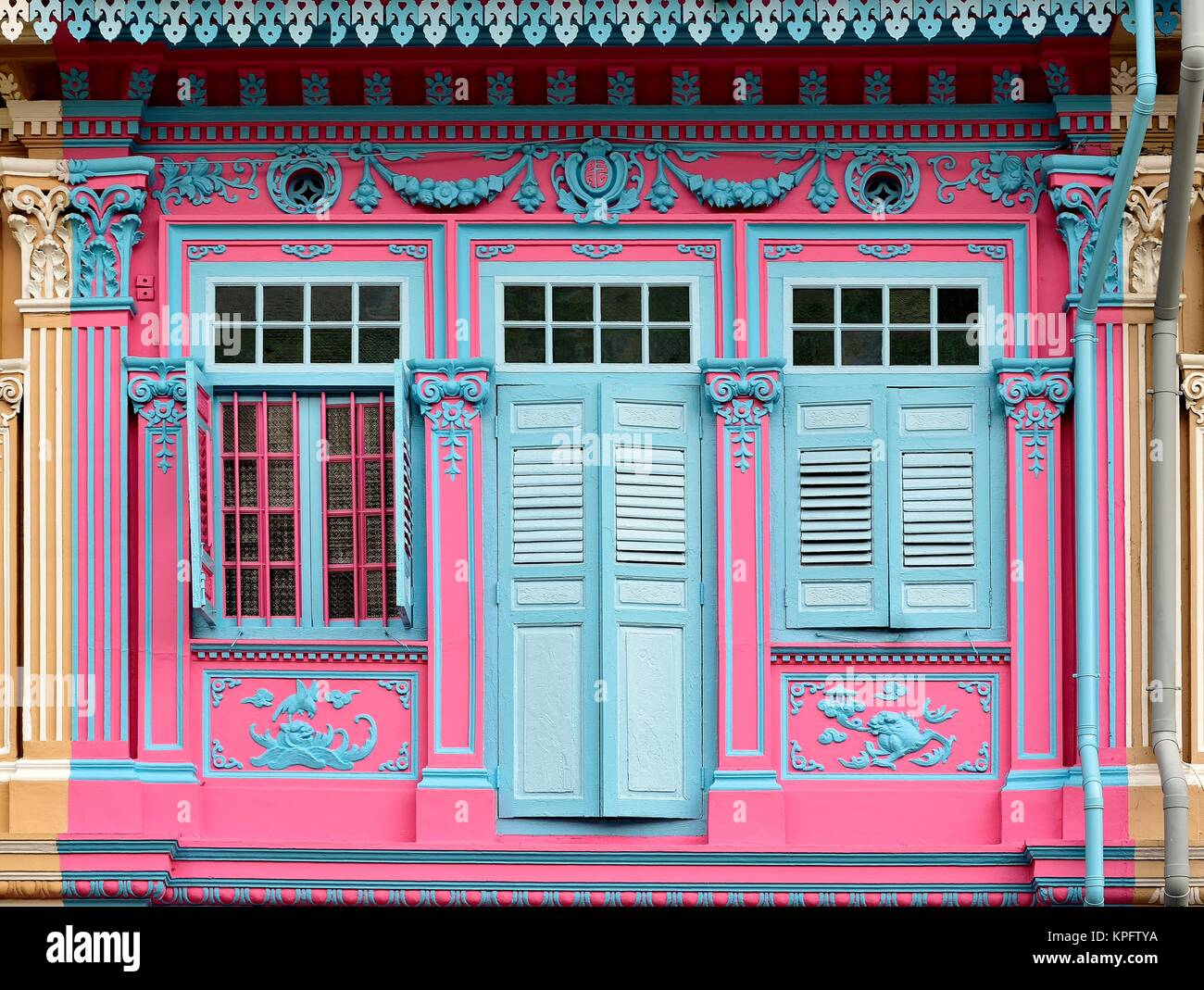 Traditionelle Singapur shop Haus mit rosa Fassade und blauen Fensterläden aus Holz im historischen Joo Chiat Road Stockfoto