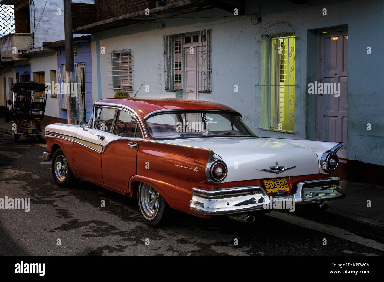 1950 Der era Ford Fairlane und bunten Gebäude, Trinidad, Kuba Stockfoto