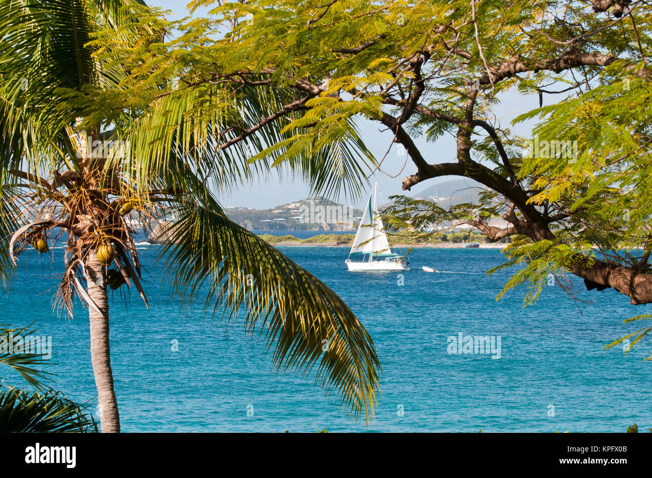 USA, USVI, St John. Segelboot fährt zwischen Johannes und Stevens Cay mit St Thomas darüber hinaus. Stockfoto