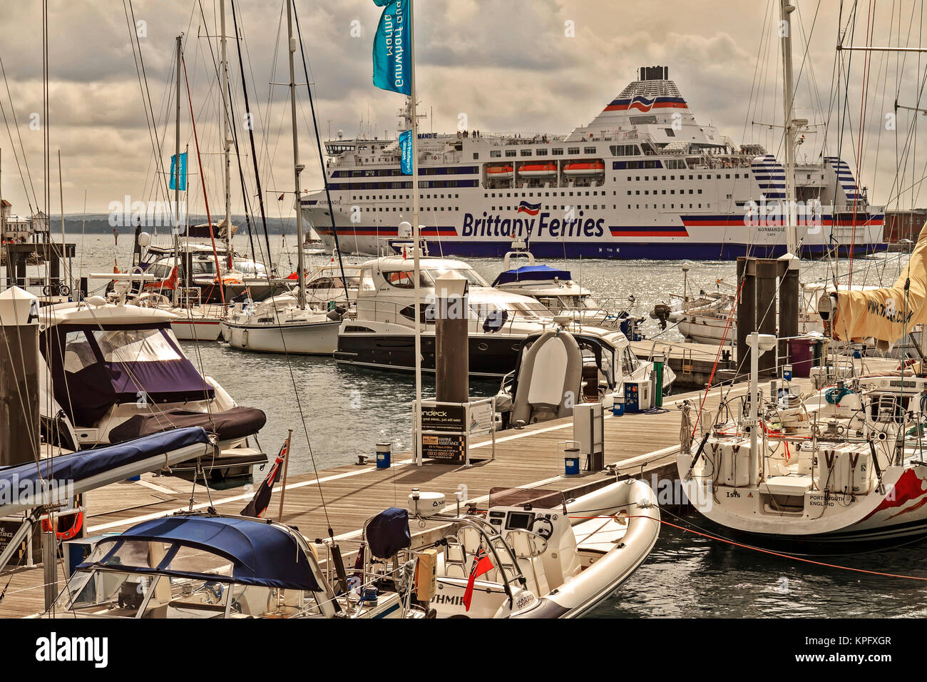 Fähre in Hafen Hampshire UK Stockfoto