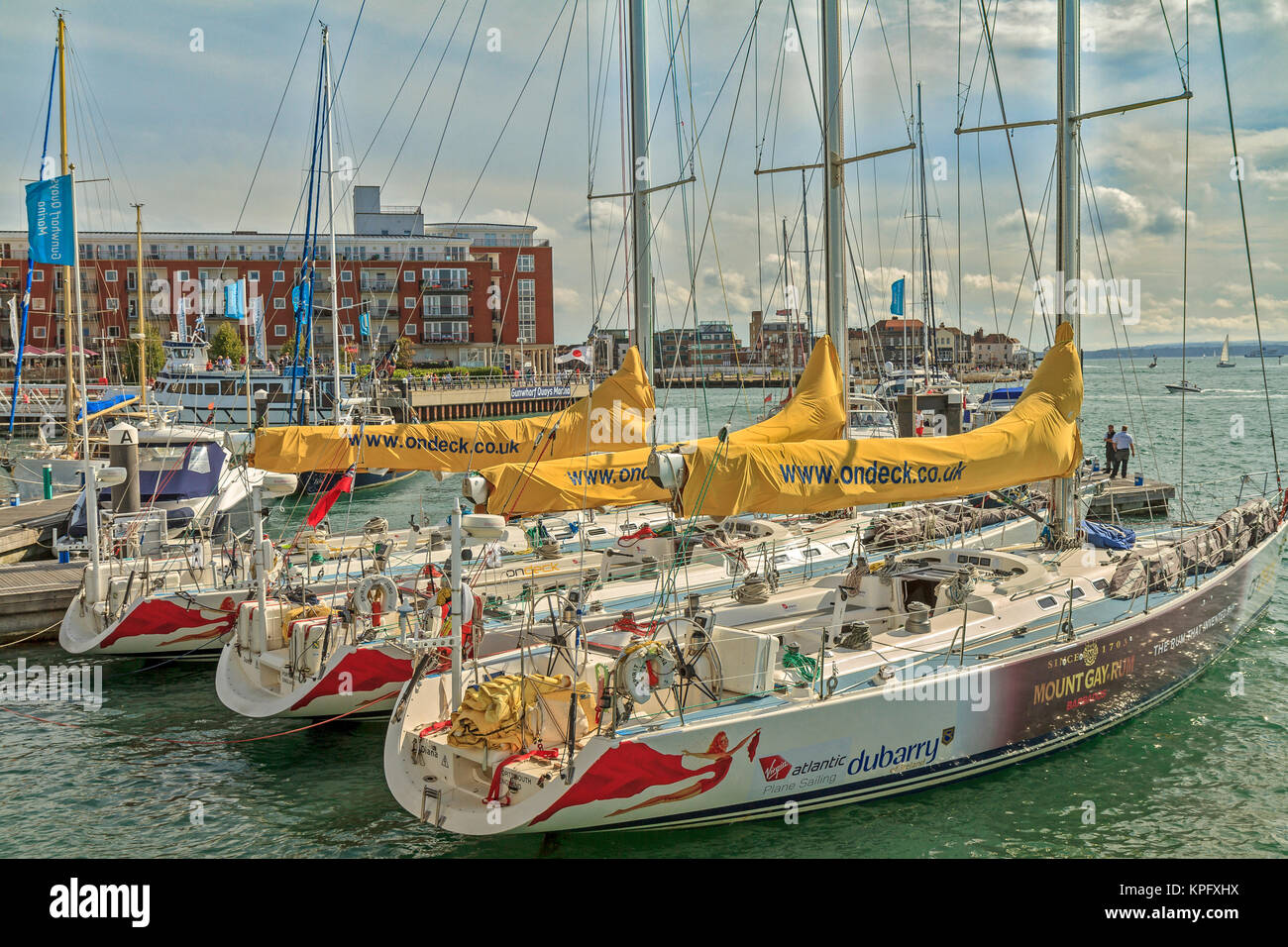 Racing Yachten in Portsmouth Harbour Hampshire UK Stockfoto