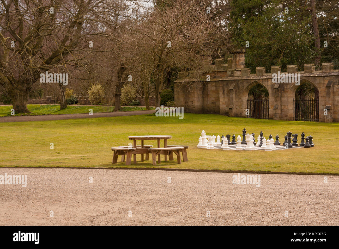 Der Rasen Schachspiel und Bänke in den Gärten von Auckland Castle, England, Großbritannien Stockfoto