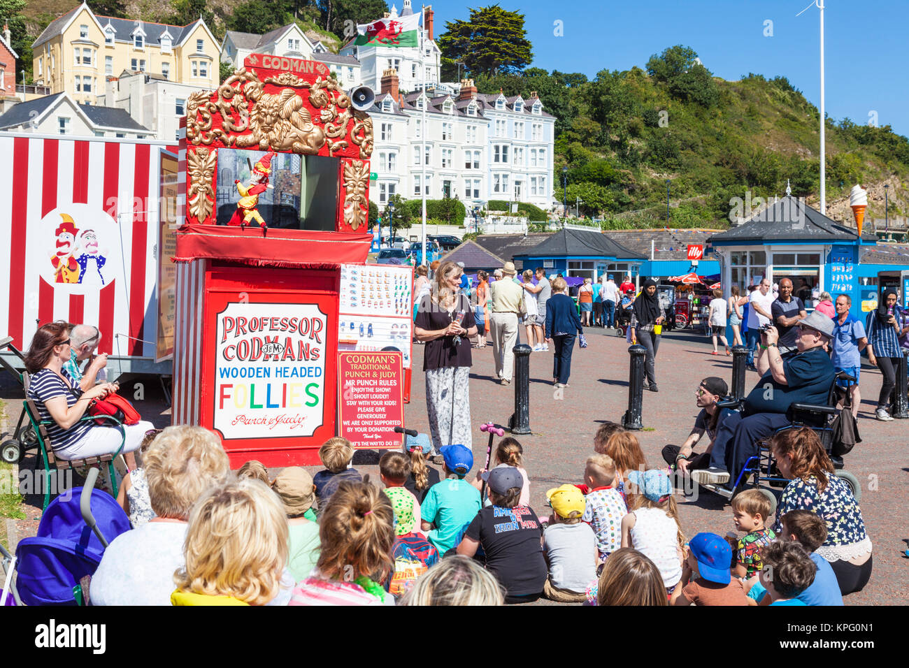 llandudno wales Punch und judy Kids, die eine traditionelle Punch- und judy-Show mit Puppen auf der Promenade llandudno gwynedd North wales sehen Stockfoto