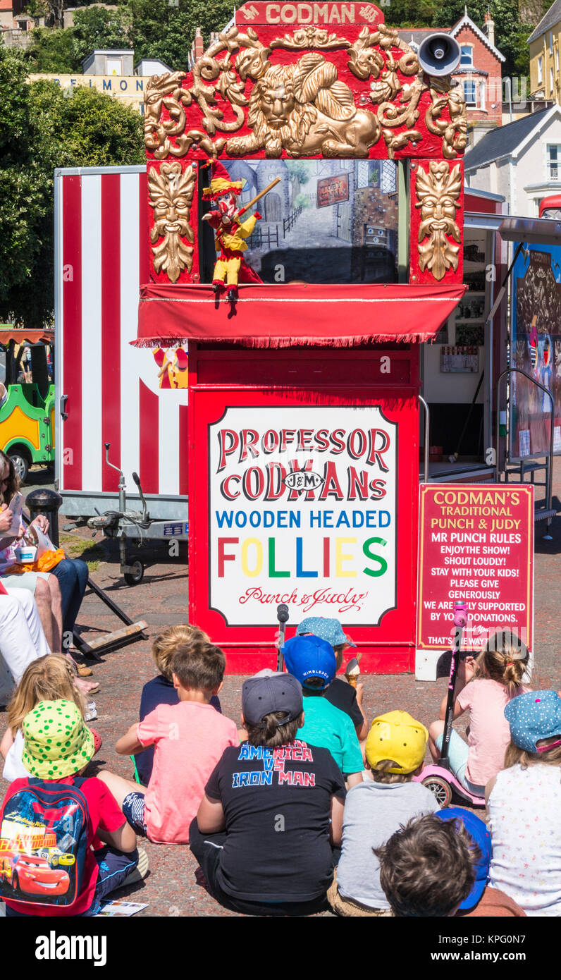 Punch und judy llandudno wales Kinder sehen eine traditionelle Punch- und judy-Show mit Puppen auf der Promenade llandudno gwynedd North wales Stockfoto