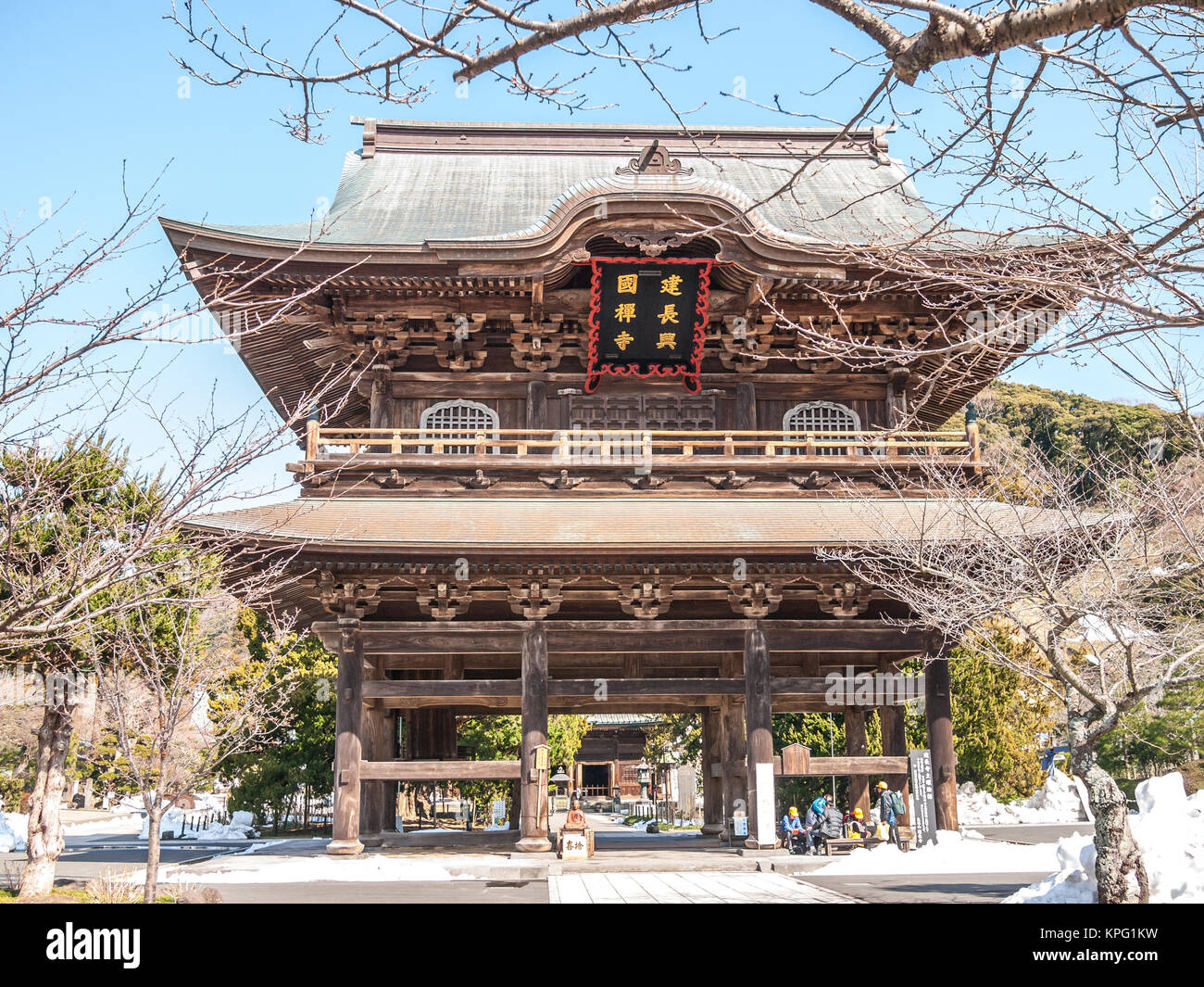 Das Sanmon-tor hindurch an Kencho Ji-Tempel in Kamakura ist einer der wichtigsten des Zen-buddhismus in Japan (Text Übersetzung: Sanmon-Tor hindurch, Kencho Ji) Stockfoto