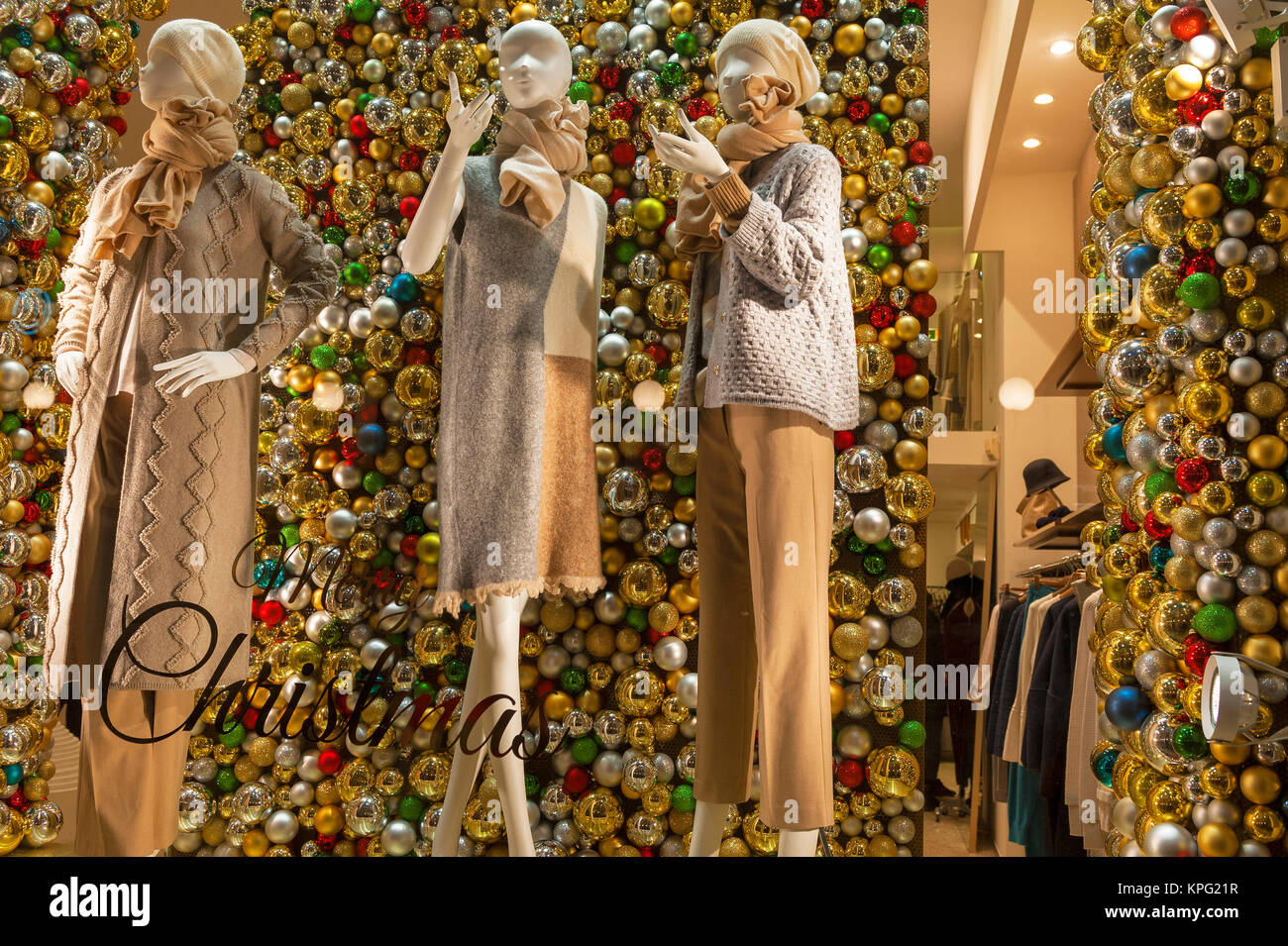 Weihnachten Dekoration im Schaufenster einer Straße Boutique in Mailand Stockfoto