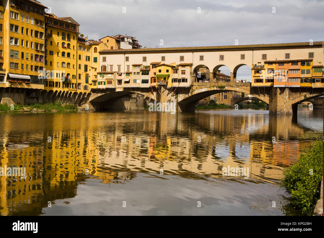 Italien, Florenz, Reflexionen in den Fluss Arno und die Ponte Vecchio. Stockfoto