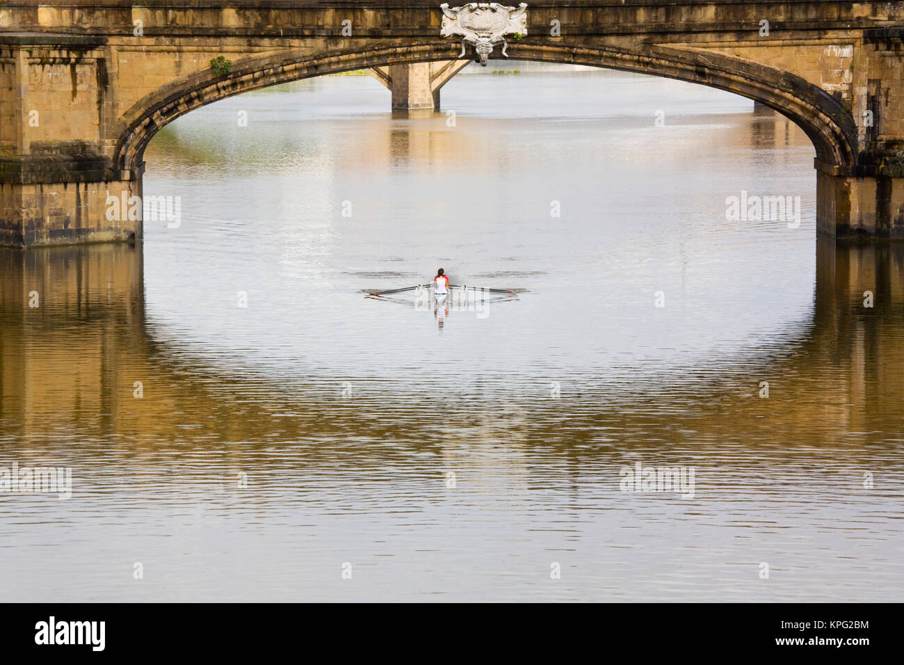 Italien, Florenz, rudert Sculls mit Reflexionen in den Arno. Stockfoto