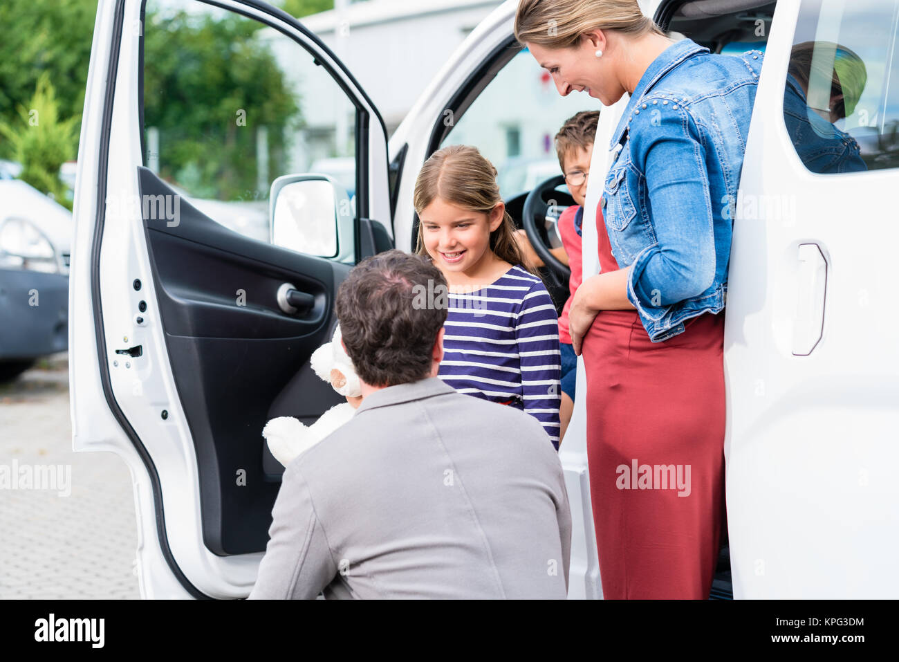 Familie kauft Auto an Auto Händler, ein Van Stockfoto