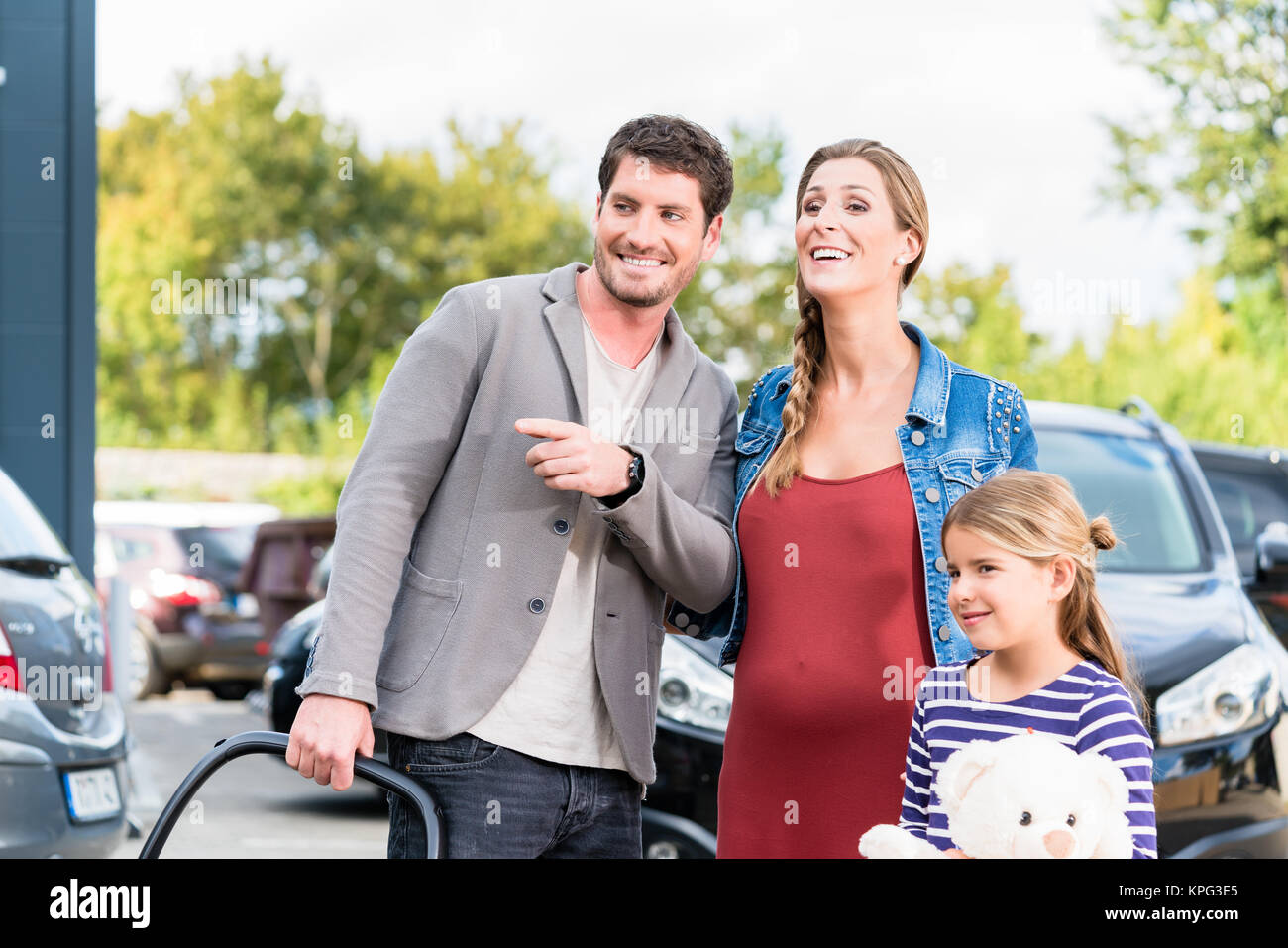 Mutter, Vater und Kind kaufen Auto am Auto haus Stockfoto