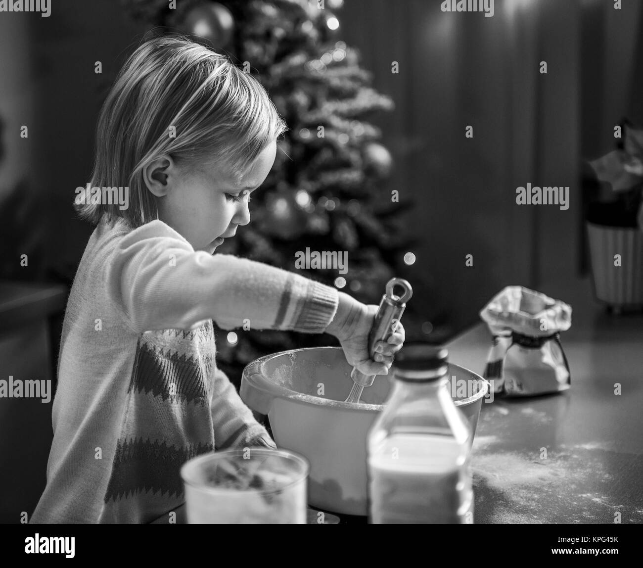 Baby Kneten von Teig in Weihnachten eingerichtet Küche Stockfoto