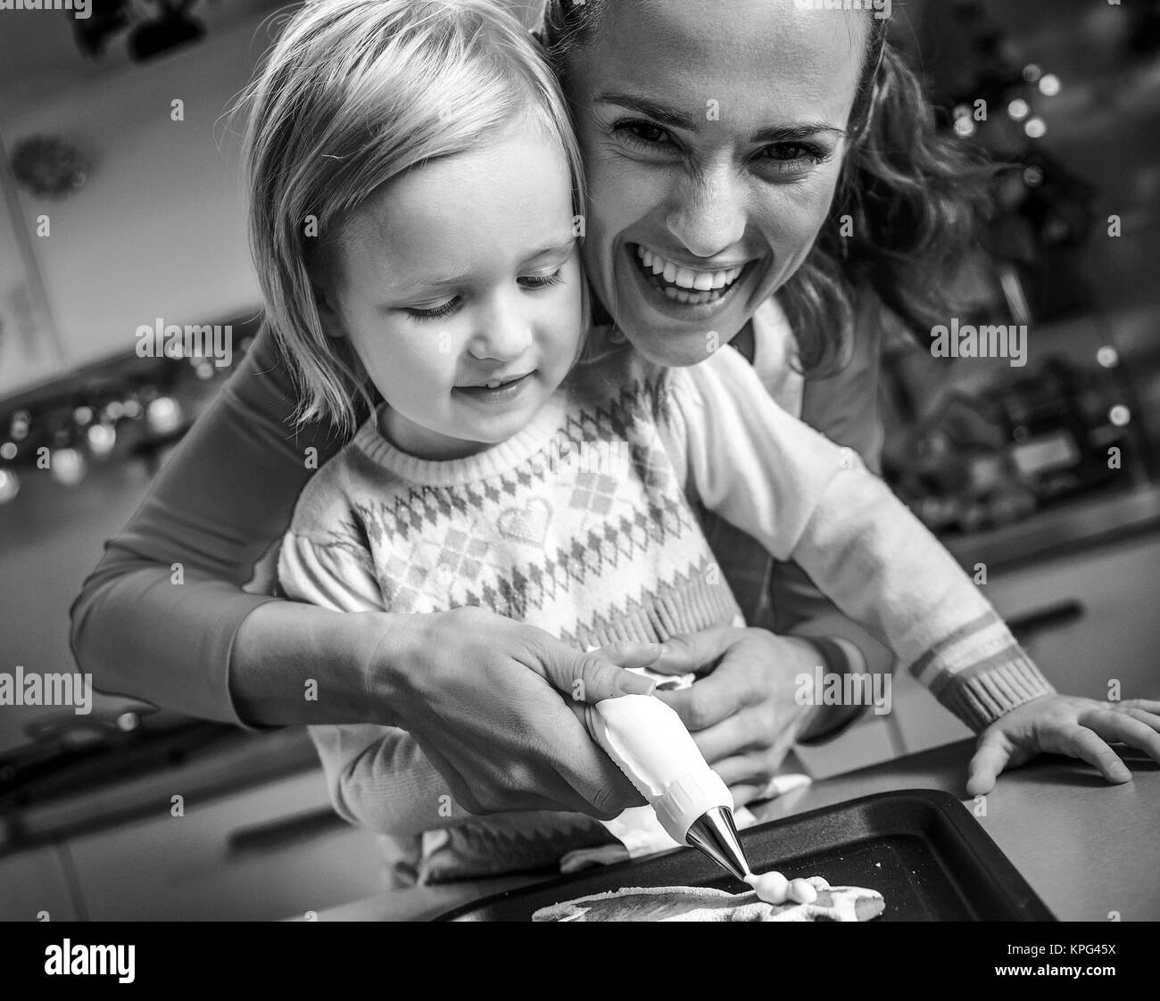 Glückliche Mutter und Baby Dekoration hausgemachte Weihnachtskekse mit Glasur Stockfoto