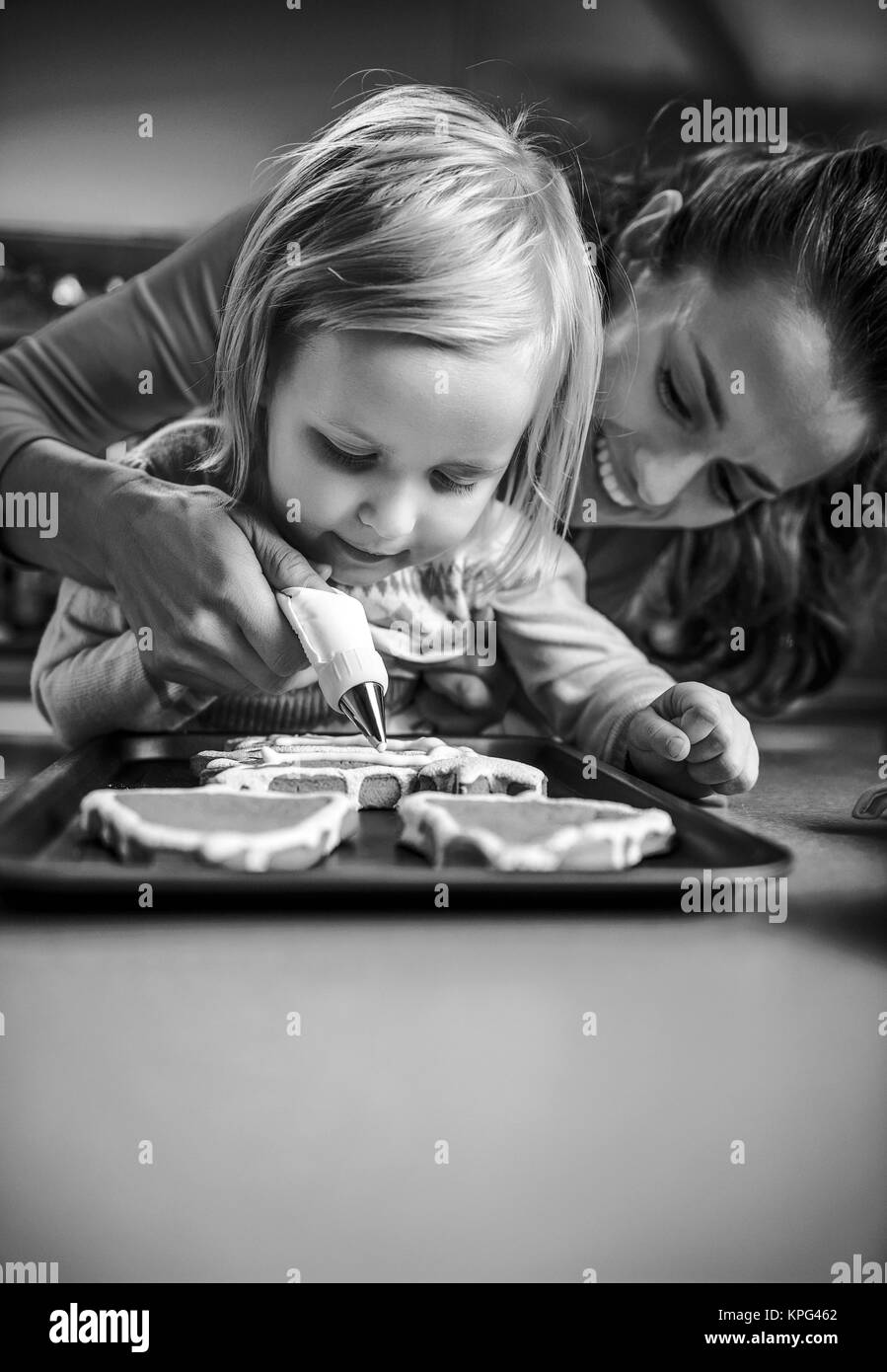 Mutter und Baby Dekoration hausgemachte Weihnachtskekse mit Glasur Stockfoto