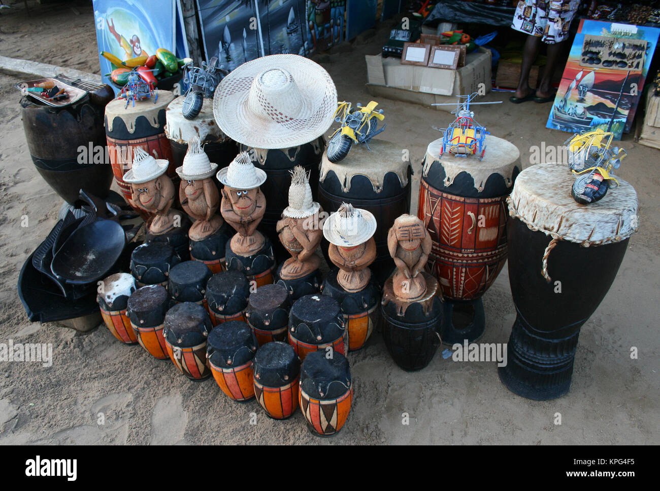 Mosambik, traditionellen Bongo-Trommeln und Kuriositäten zum Verkauf an einem Strand in Ponta Do Ouro Stockfoto