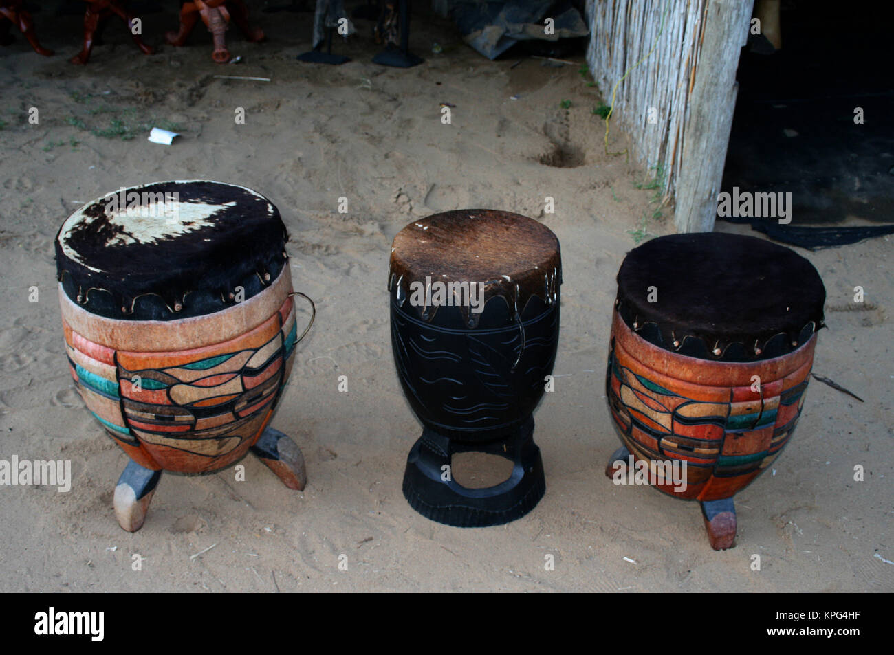 Mosambik, traditionellen Bongo-Trommeln für den Verkauf an einem Strand in Ponta Do Ouro Stockfoto