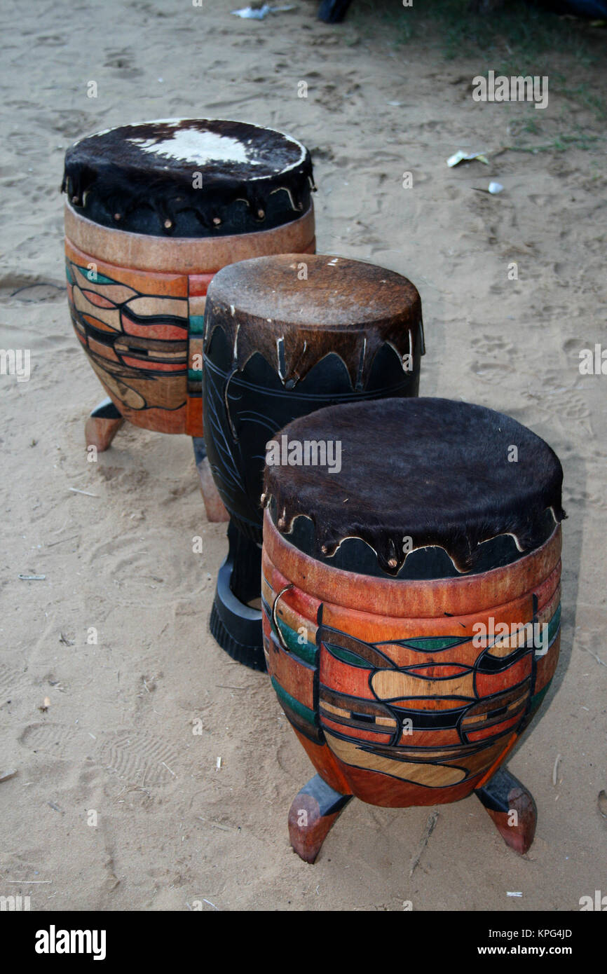 Mosambik, traditionellen Bongo-Trommeln für den Verkauf an einem Strand in Ponta Do Ouro Stockfoto