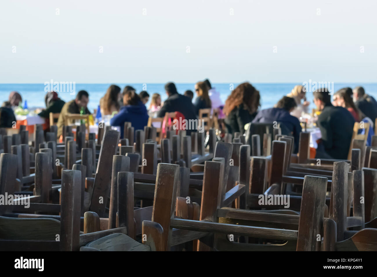Glückliche Menschen in ihr Frühstück im Restaurant am Strand Stockfoto