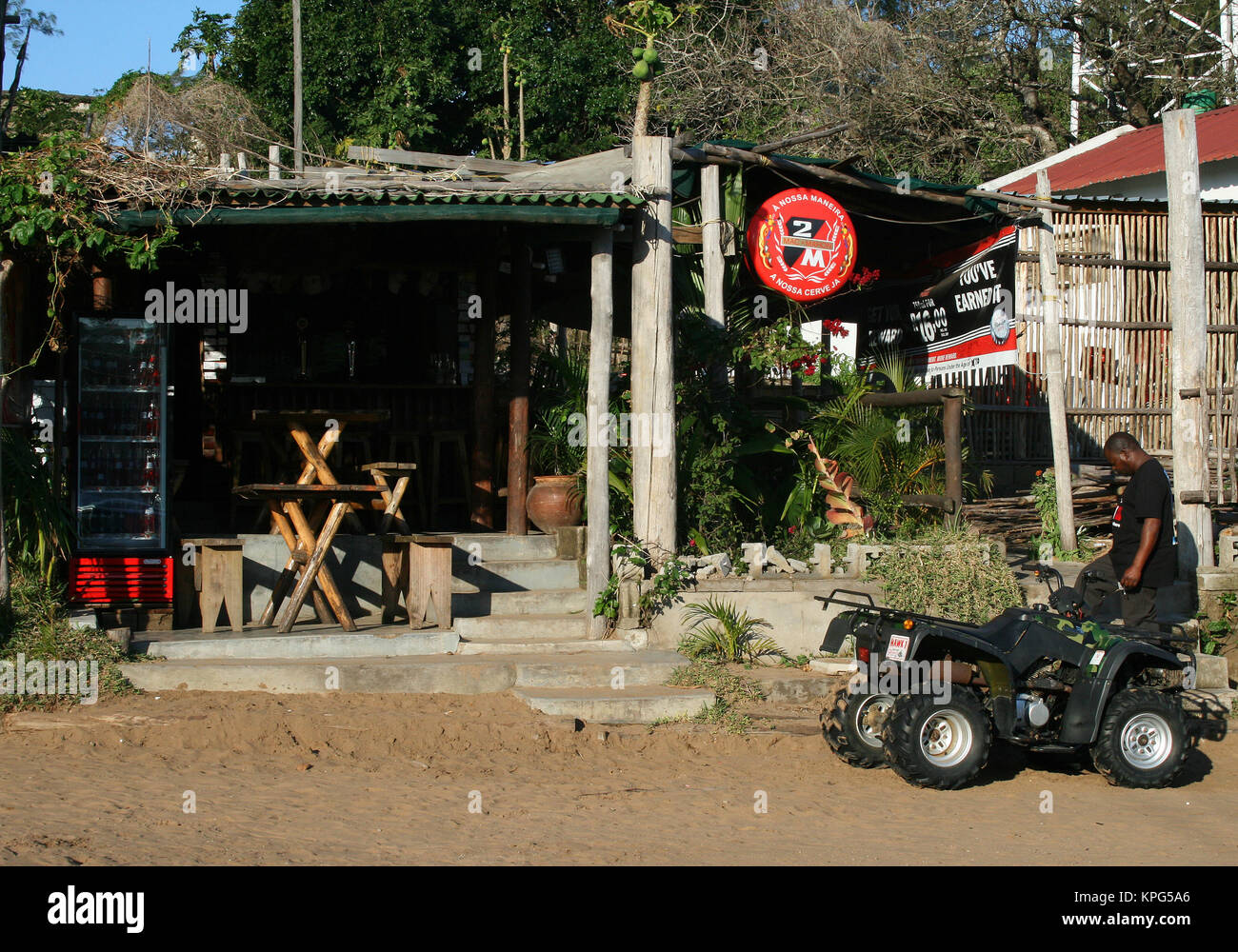 Mosambik, Bar im Freien unter einem Carport in Ponta Do Ouro  Stockfotografie - Alamy