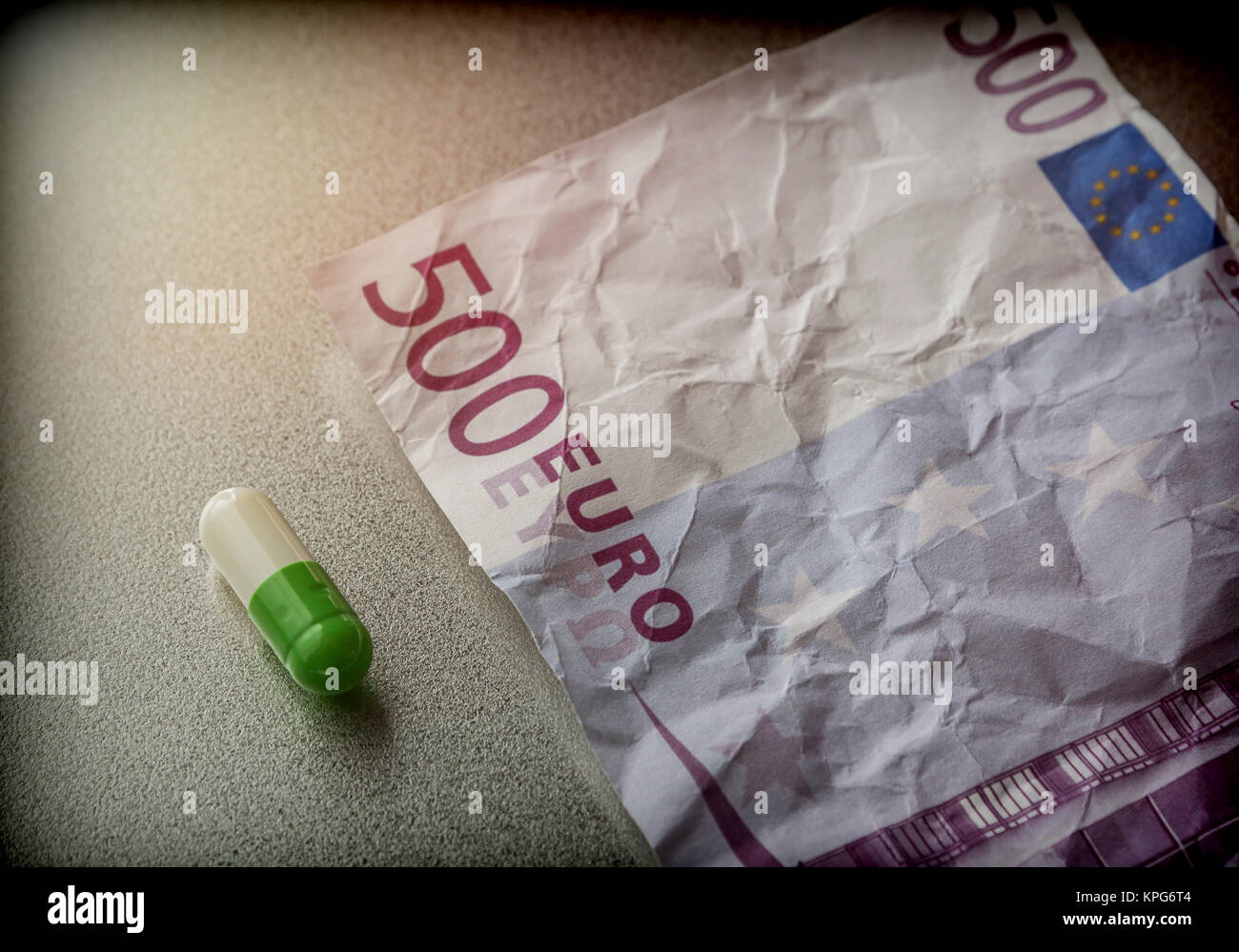 Kapsel von weißen und grünen auf ein Ticket 500 Euro, konzeptionelle Bild Stockfoto