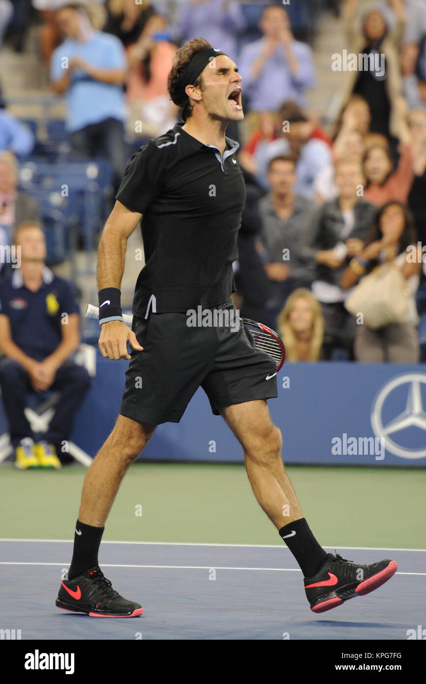 FLUSHING NY-SEPTEMBER 04: Roger Federer besiegt Gael Monfils Tag zehn der 2014 US Open am USTA Billie Jean King National Tennis Center am 3. September 2014 in der Nähe der Queens Borough von New York City Personen: Roger Federer Stockfoto