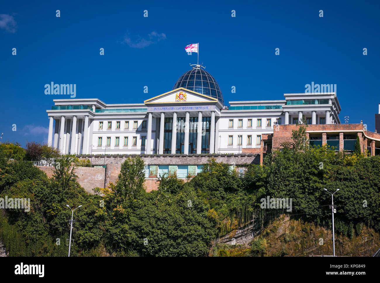 Tiflis, Georgien - Okt 2, 2016: georgische Flagge kühn über die Glaskuppel des Georgischen Präsidentenpalast in der Hauptstadt Tiflis, G Stockfoto