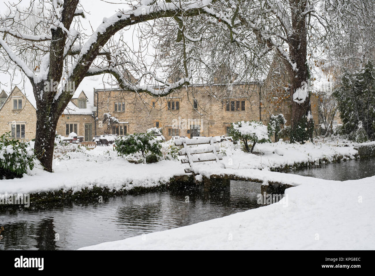 Die Schlachtungen Country Inn während es schneit im Dezember. Lower Slaughter, Cotswolds, Gloucestershire, England Stockfoto