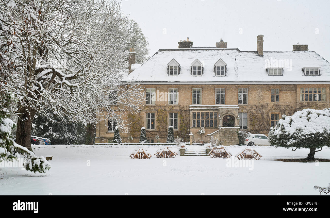 Die Schlachtungen Manor House in Lower Slaughter Dorf im Schnee im Dezember. Lower Slaughter, Cotswolds, Gloucestershire, England Stockfoto