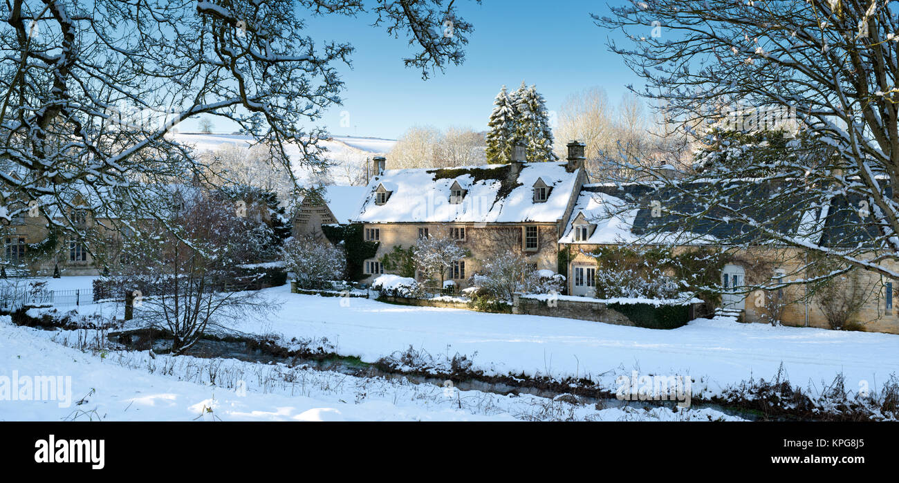 Upper Slaughter Bauernhaus im Schnee im Dezember. Upper Slaughter, Cotswolds, Gloucestershire, England Stockfoto