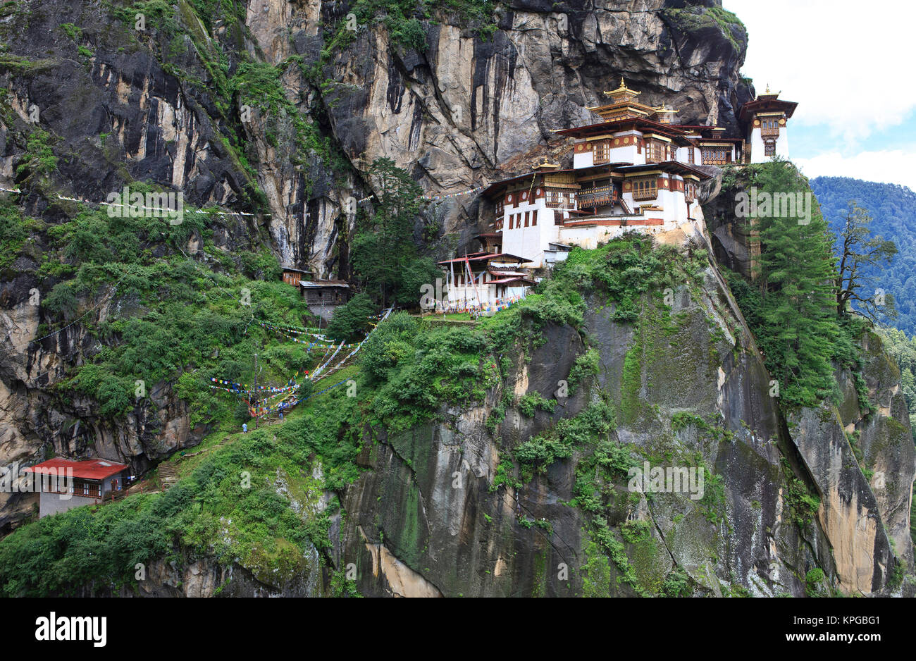Asien, Bhutan. Taksang Dzong Kloster ist in den Felsen gebaut und hängt auf einer steilen Klippe über dem Paro-tal Stockfoto