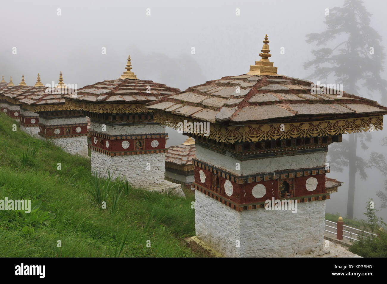 Asien, Bhutan. Stupa in der Dochum La Pass auf der Straße zwischen Thimphu und Pinakha. Stockfoto