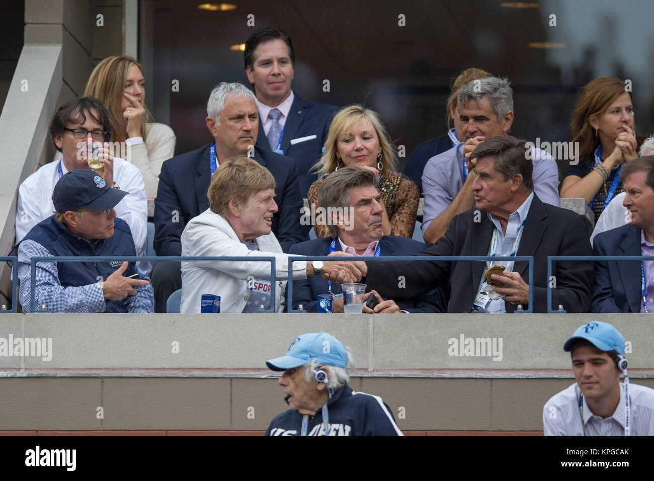 FLUSHING NY-SEPTEMBER 08: Robert Redford, Charlie Pasarell, an der Mens Singles Finale Tag 15 der 2014 US Open am USTA Billie Jean King National Tennis Center am 8. September 2014 in der Nähe der Queens Borough von New York City People: Robert Redford, Charlie Pasarell Stockfoto