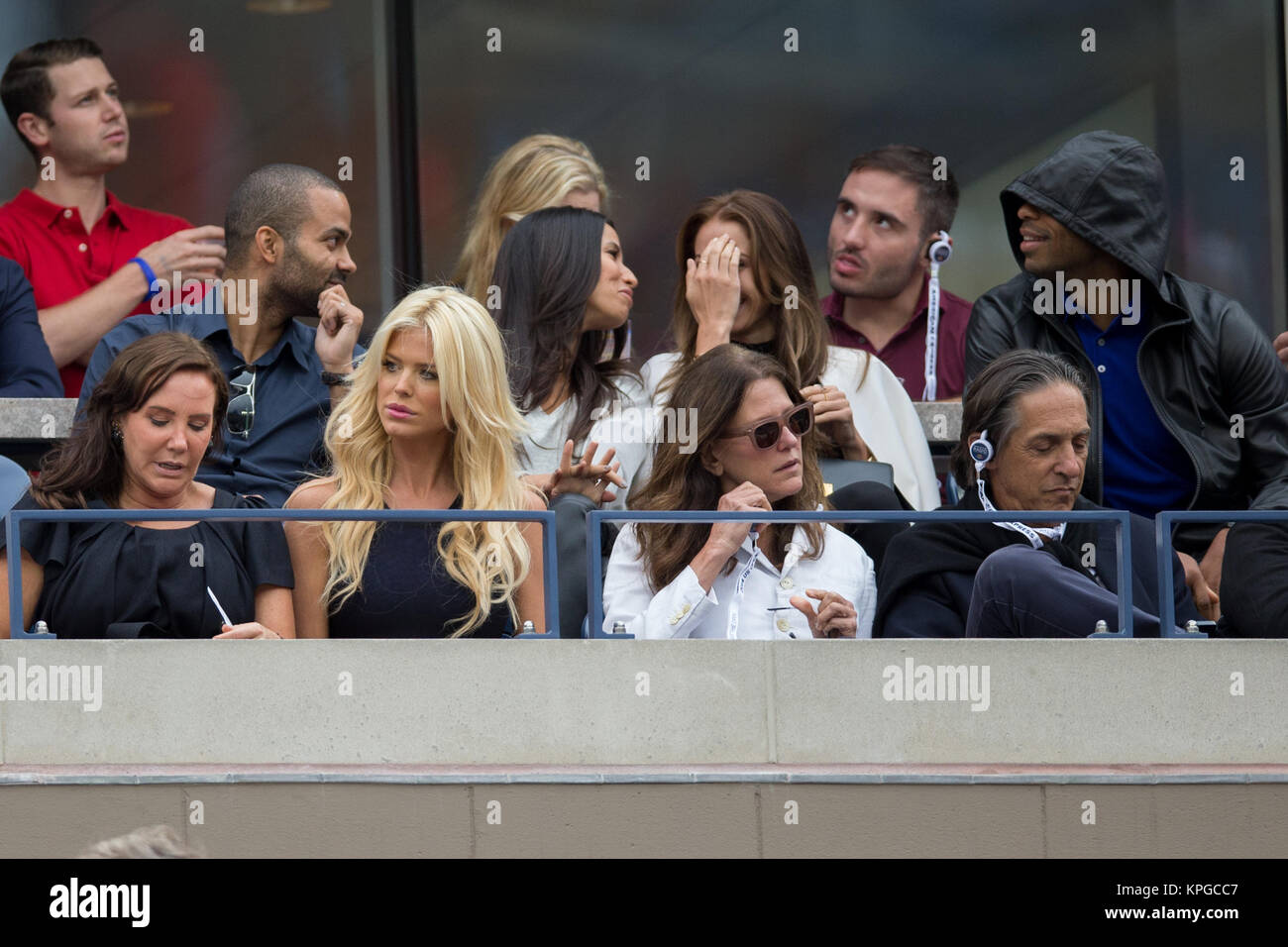 FLUSHING NY-SEPTEMBER 08: Tony Parker, Axelle Francine, Andrea Rajacic, Thierry Henry, Victoria Silvstedt, an der Mens Singles Finale Tag 15 der 2014 US Open am USTA Billie Jean King National Tennis Center am 8. September 2014 in der Nähe der Queens Borough von New York City People: Tony Parker, Axelle Francine, Andrea Rajacic, Thierry Henry, Victoria Silvstedt Stockfoto