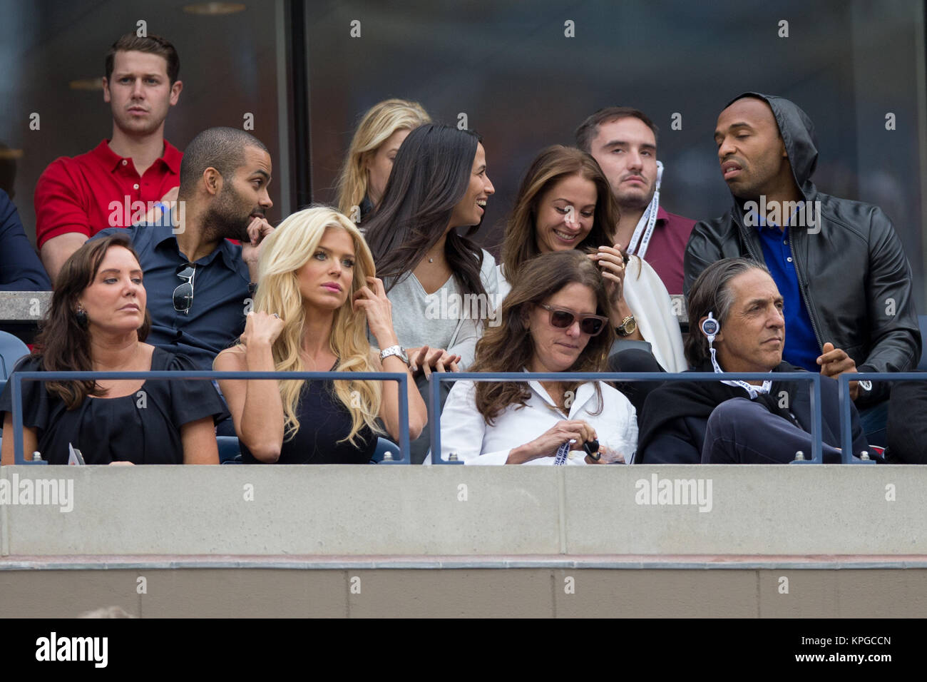 FLUSHING NY-SEPTEMBER 08: Tony Parker, Axelle Francine, Andrea Rajacic, Thierry Henry, Victoria Silvstedt, an der Mens Singles Finale Tag 15 der 2014 US Open am USTA Billie Jean King National Tennis Center am 8. September 2014 in der Nähe der Queens Borough von New York City People: Tony Parker, Axelle Francine, Andrea Rajacic, Thierry Henry, Victoria Silvstedt Stockfoto