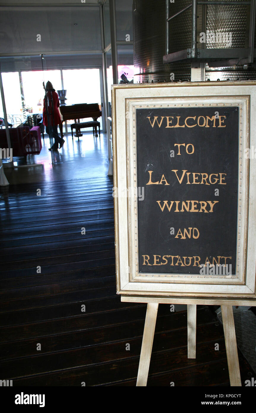 Willkommen Board am Eingang zum La Vierge Restaurant und Weingut, Hermanus, Südafrika Stockfoto