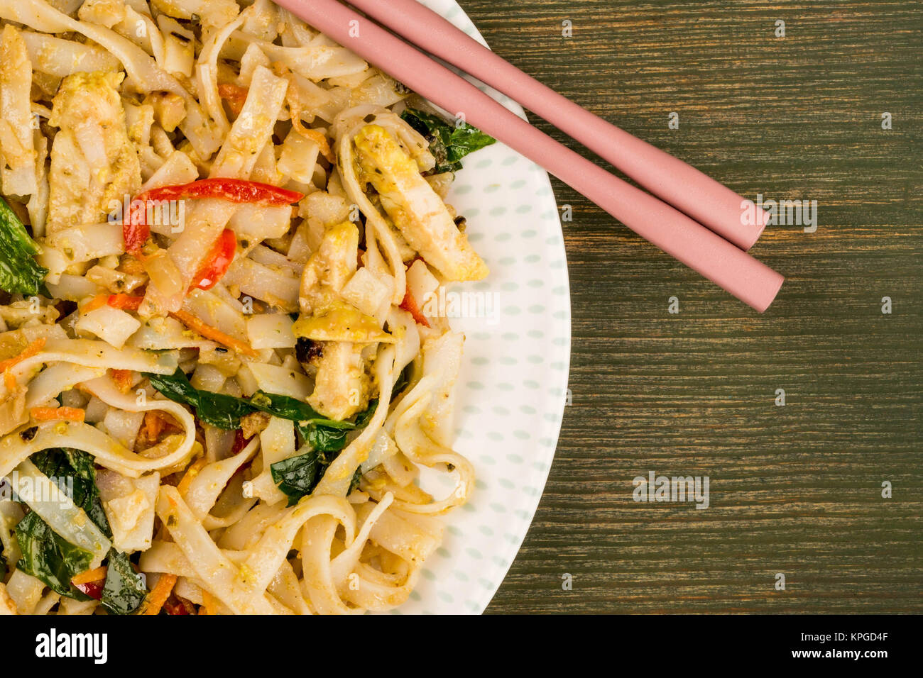 Im thailändischen Stil Huhn Pad Thai mit Nudeln auf einem grünen Holz- Hintergrund Stockfoto