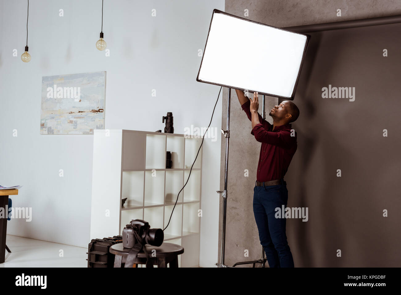 Afrikanische amerikanische Fotograf immer bereit für Fotoshooting im Studio Stockfoto