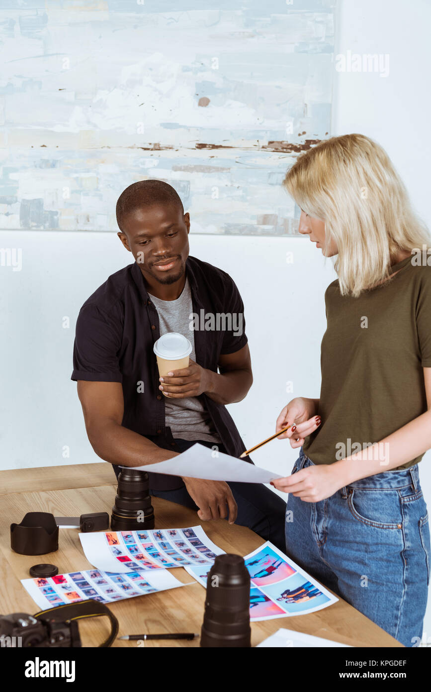 Multikulturelle Fotografen Portfolio diskutieren Stockfoto
