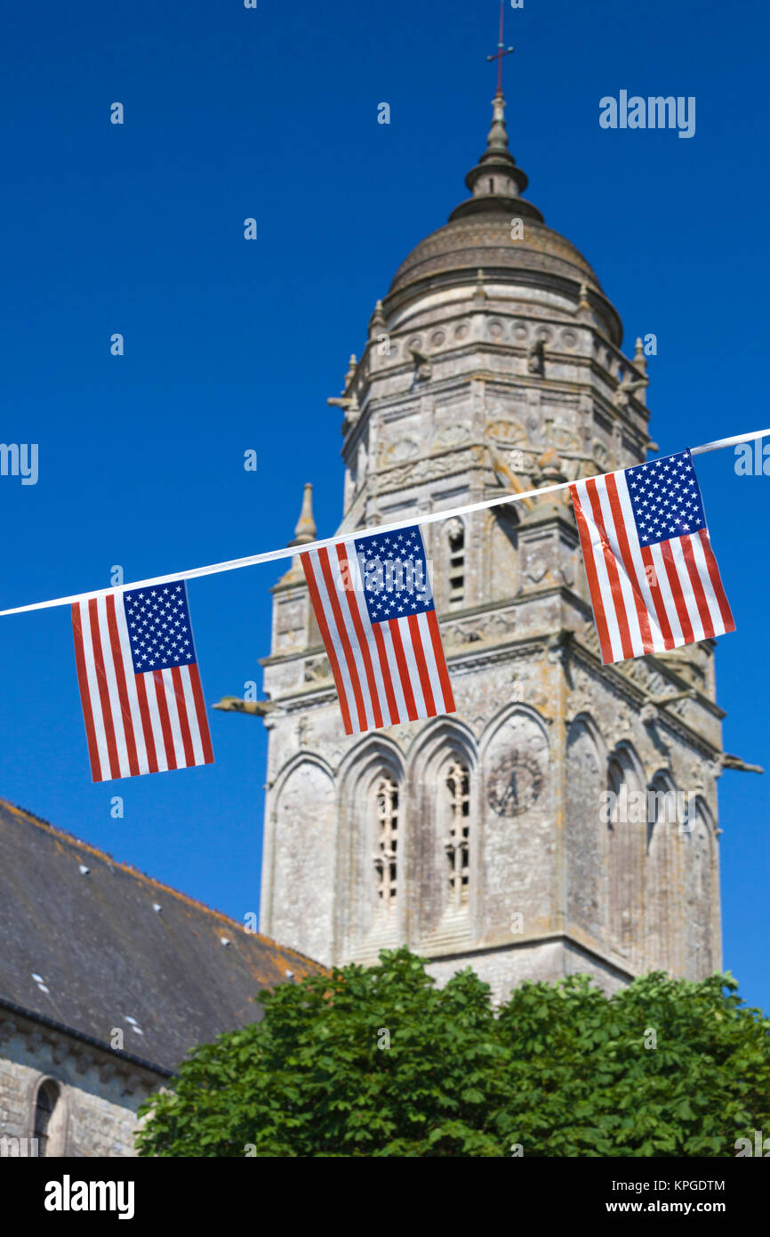 Frankreich, Normandie, D-Day Strände, WWII D-Day Invasion Utah Beach, Sainte Marie du Mont, Stadt, Kirche mit US-Flaggen. Stockfoto