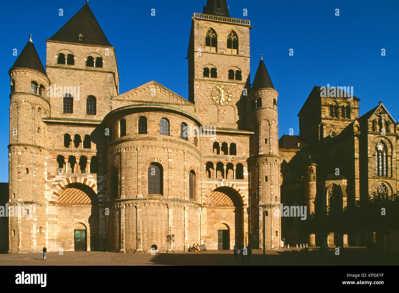 Deutschland, Trier, Rheinland-Pfalz, Dom St. Peter Kathedrale (Dom) und die Kirche von Unserer Lieben Frau (Liebfrauenkirche). Stockfoto