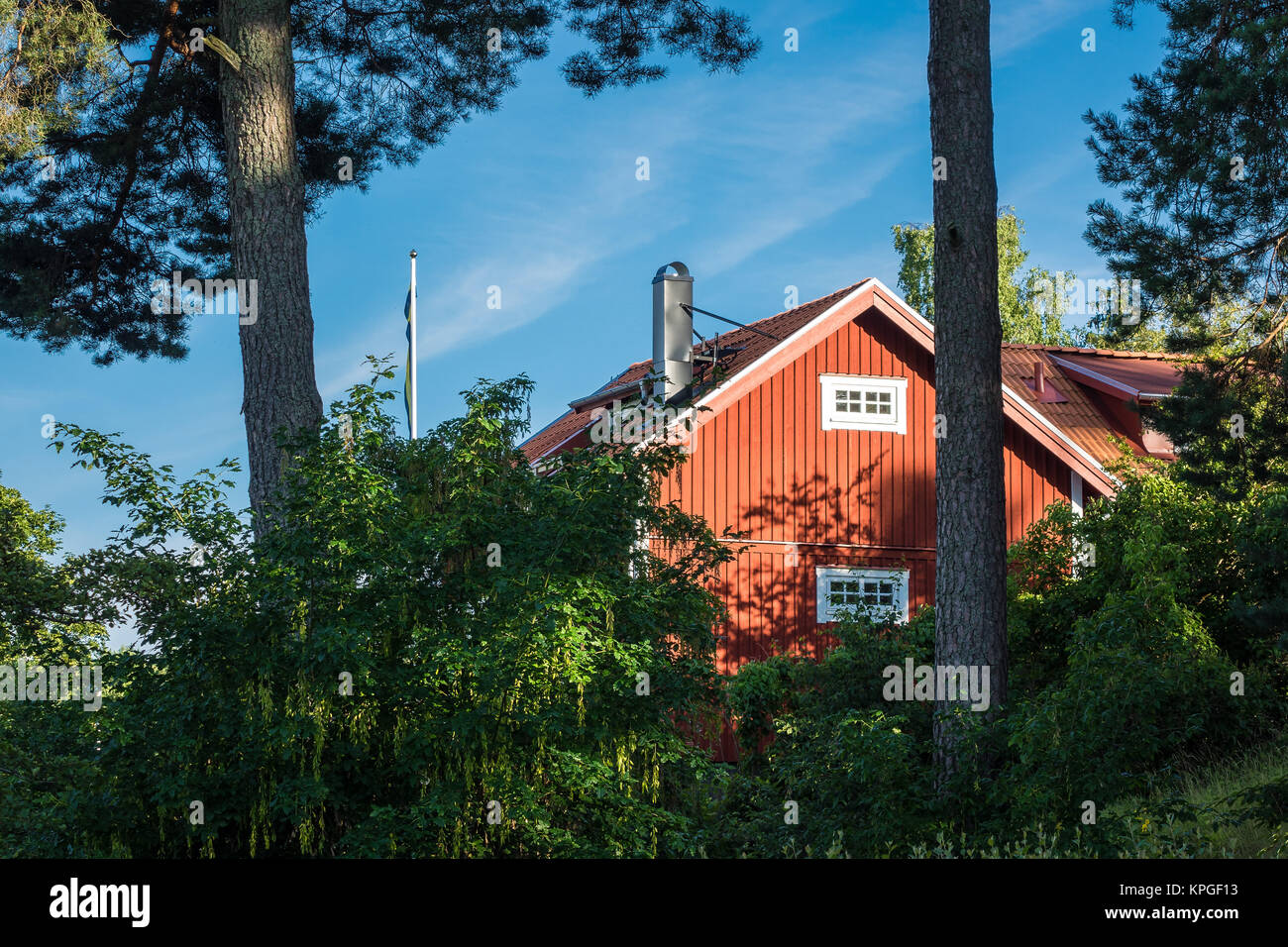 Rotes Holzhaus an der schwedischen Küste vor Stockholm. Stockfoto