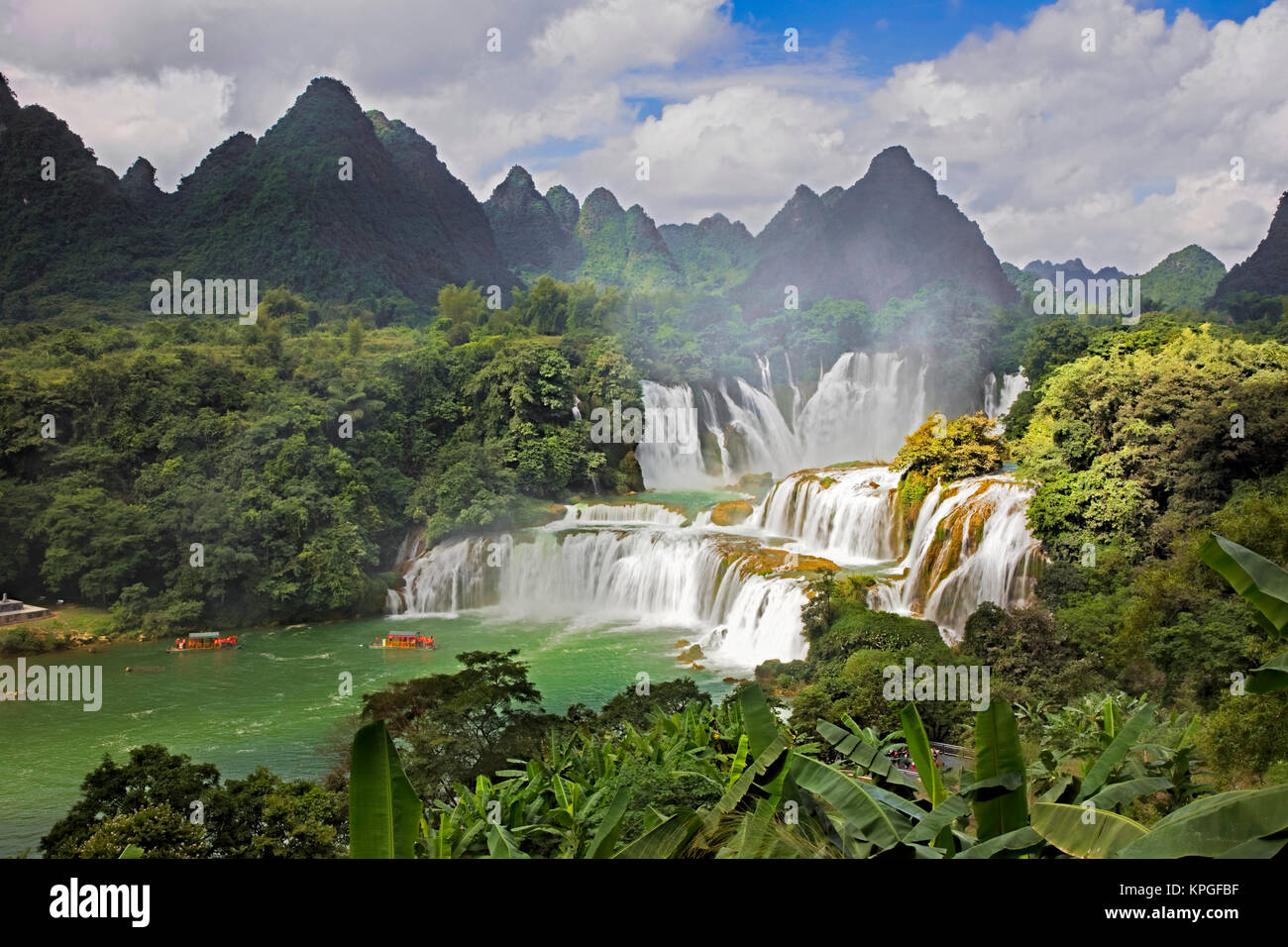 Detian Wasserfall in China, auch als Ban Gioc in Vietnam bekannt ist die vierte größte transnationale Wasserfälle der Welt. Im Karst Hügel von D Stockfoto