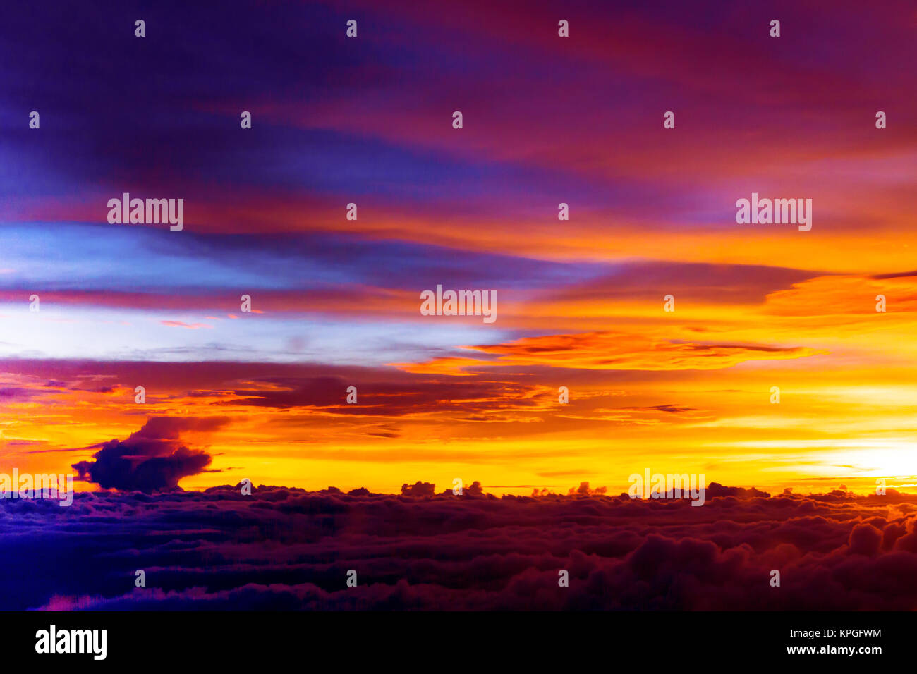 Sonnenuntergang über der Dämmerung Wolken und Himmel Hintergrund, bunte Dramatischer Himmel Stockfoto